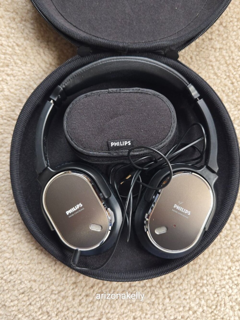 Philips Noise Canceling Headphones in Hard Case - Picture 12 of 12